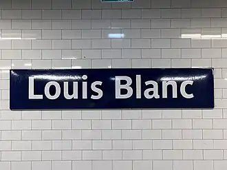 Plaque nominative de la station en tôle émaillée.