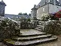 L'escalier d'honneur, fermé par deux piliers entourés d'une balustrade en granite ouvragé, vu côté jardin.