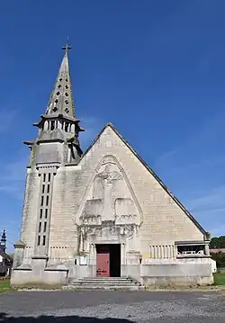 La façade avant et le portail.