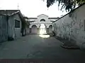 Ruelle depuis la Cathédrale avec au fond le marché du 18 juillet.