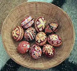 Œufs décorés selon la tradition houtsoule