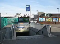 Entrée sud et ascenseur avant la création de l'auvent.
