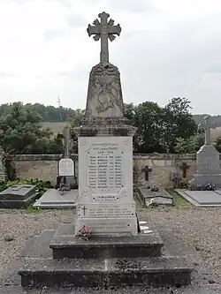 Mémorial au cimetière.
