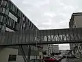 Passerelle vitrée reliant les deux bâtiments