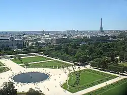 Panorama : Jardin des Tuileries et Tour Eiffel en arrière-plan.