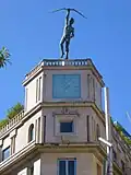 Teucros au-dessus de l’horloge de l’édifice de la Caisse d'épargne provinciale de Pontevedra.