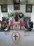 Autel commun avec les saints catholiques.