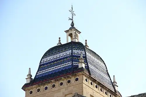 Tour couverte de céramique.