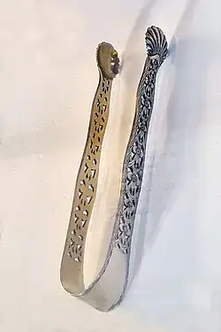 Pince à sucre.