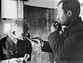 Kirpichnikov allumant la cigarette de Karl Lennart Oesch