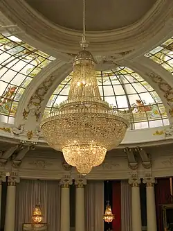 Lustre en cristal du salon royal de 16&nbsp;800 pièces.
