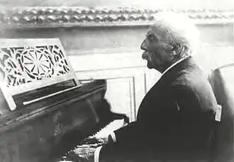 Photo en noir et blanc d’un homme âge jouant du piano