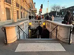 L'accès no&nbsp;3 « Rue Saint-Florentin ».