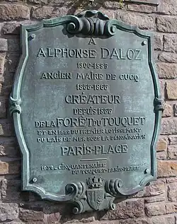 Photo de la plaque en haut de l'escalier de l'hôtel de ville