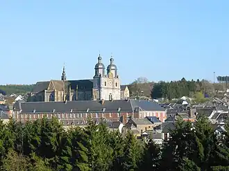Vue distante de la basilique et du quartier abbatial0