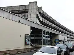 Abords de la gare côté avenue des Marronniers, en avril 2009. Le parking au-dessus de la gare a été détruit en 2016.