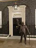 Statue de Winston Churchill devant une réplique du 10 Downing Street