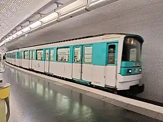 Arrivée d'une rame MF 67 en direction de Gare d'Austerlitz.