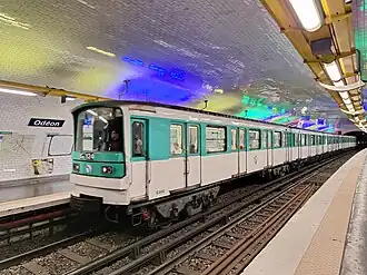 Arrivée d'une rame MF 67 en direction de Gare d'Austerlitz.