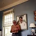 En 1953, devant son portrait de Waldo Peirce à la Finca La Vigía.