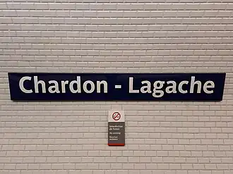 Plaque émaillée indiquant le nom de la station.