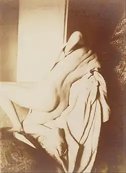 Après le bain, femme s'essuyant le dos.