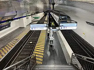 Vue de la station inférieure depuis la mezzanine.
