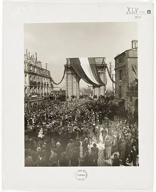 La porte drapée d'un drapeau tricolore (retour du front du 18e&nbsp;corps d'armée en 1919).