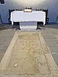Table de communion et tombe.