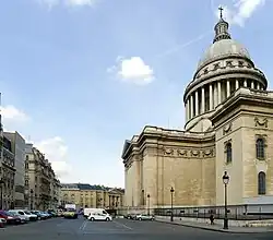 Côté sud de la place ; en arrière-plan, la mairie du 5e&nbsp;arrondissement.