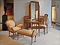 Chaises et coiffeuse au miroir.