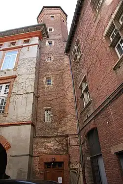 Tour dans la cour