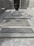 La flamme éternelle ainsi que la dalle funéraire.