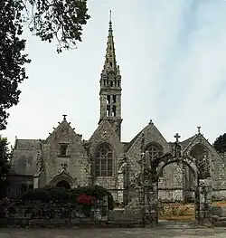 L'église et la porte triomphale.
