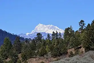 Le versant sud vu depuis la route entre Jakar et Ura.