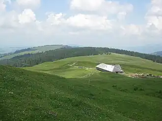 Vue depuis le sommet du Niremont vers le nord et le sommet des Alpettes.