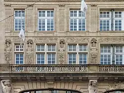 Sculptures et balcon.