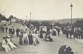 Photographie en noir et blanc de personnes se promenant.