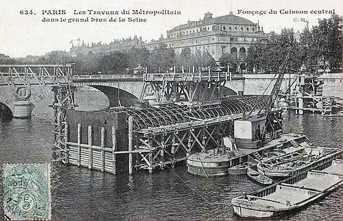 Fonçage du caisson central dans le grand bras de la Seine.