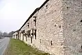 Allée de la grange avec aire de battage