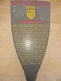 Panneau d'historique devant le bâtiment