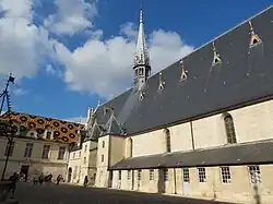 Toit de la grande salle en ardoises.