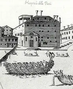 Dessin d'un canal avec des barques et des rameurs devant un bâtiment massif percé de petites fenêtres.