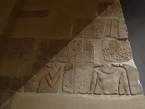Offrande de Maât à Amon dans le passage intérieur
