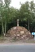 La croix romane vue de la route.