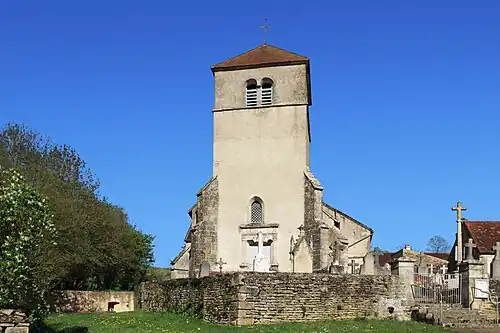 elle s'inscrit dans un enclos paroissial...