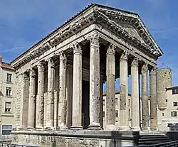 Photographie en coulours d'un temple antique et de ses colonnes.