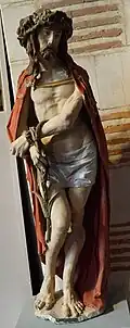 Christ au roseau et une statue