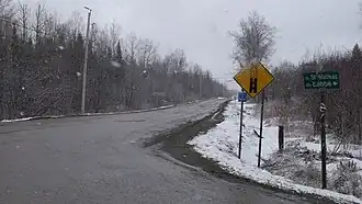La route 210 est sans revêtement bitumineux entre Saint-Mathias et Chartierville.