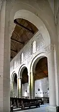 Les arcades nord de la nef de l'église.